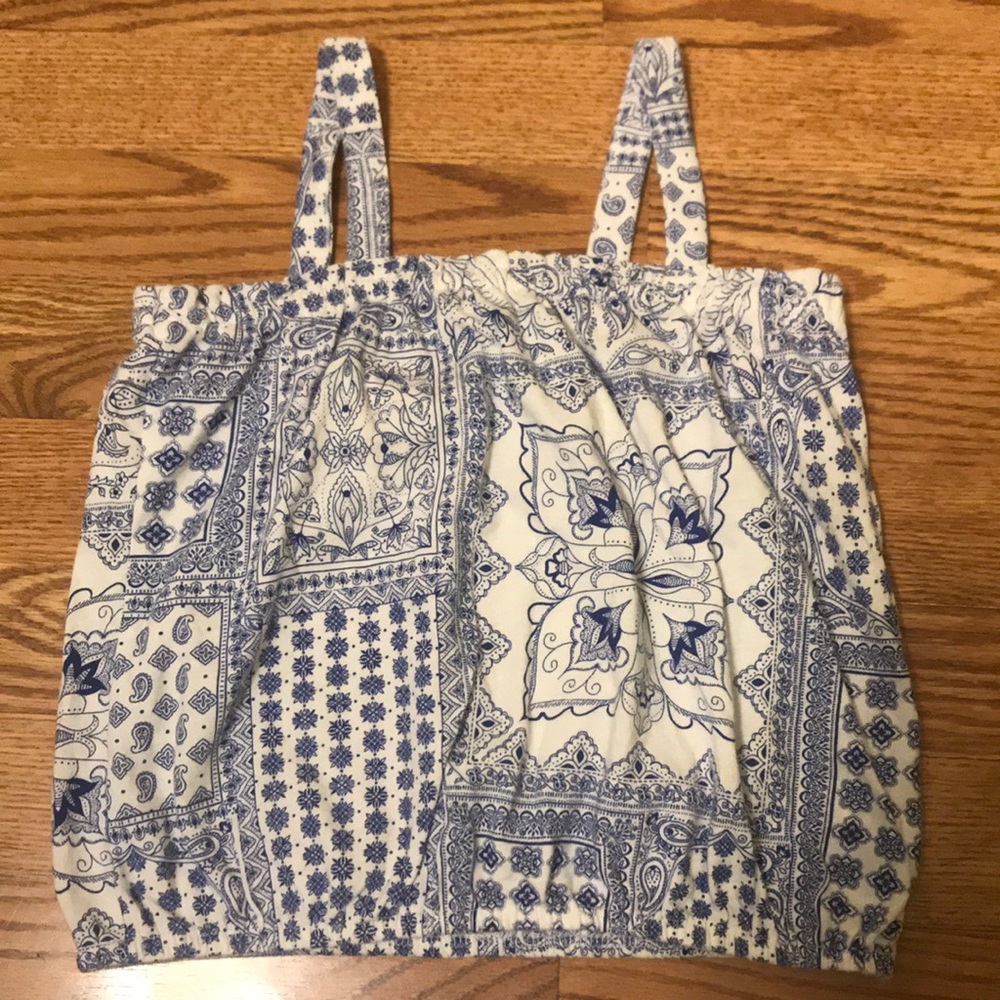 2/$10‼️Girls blue/white print cotton top Sz L